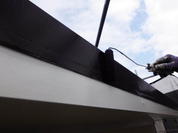 ケラバ板金の上塗り中です