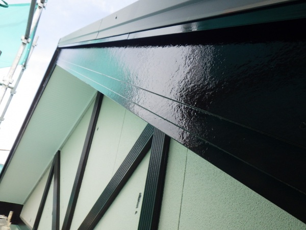 破風板金の中塗りが終了しました