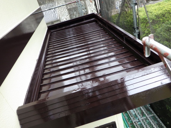 玄関屋根の中塗り終了です