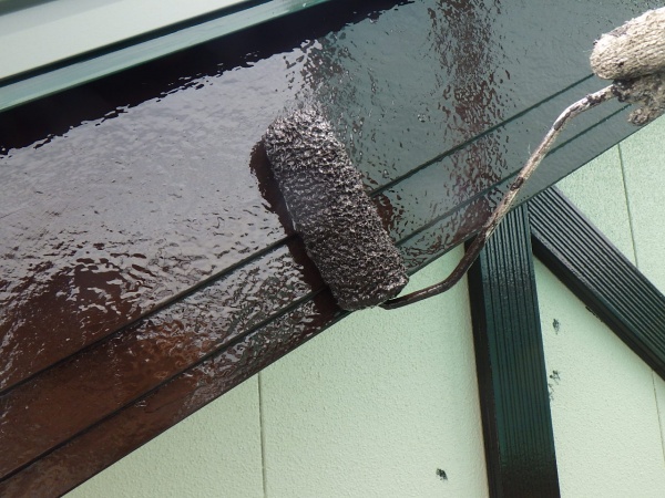 破風板の上塗り中です