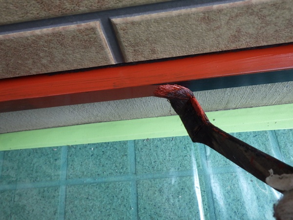 土台水切の錆止め塗装中です