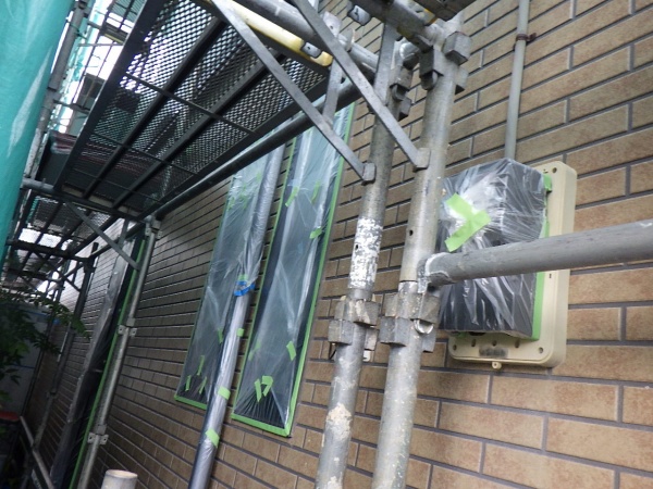 １階外壁塗装用の養生をしました