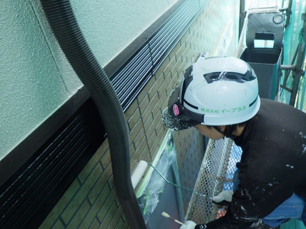 １階外壁の１回目クリヤー塗装中です