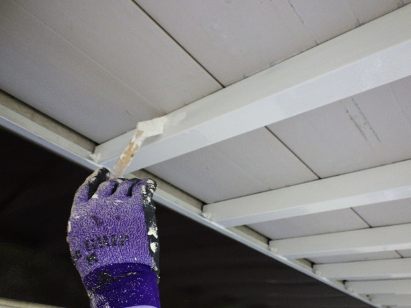 ベランダ根太の錆止め塗装中です