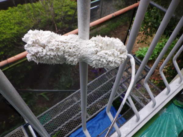 ベランダ手摺の錆止め塗装中です