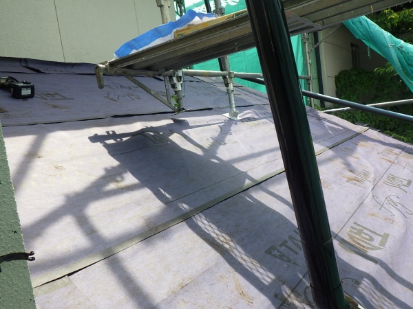 ルーフイングを貼り付けました