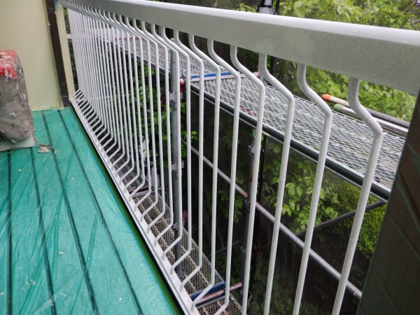 ベランダ手摺の錆止め塗装終了です