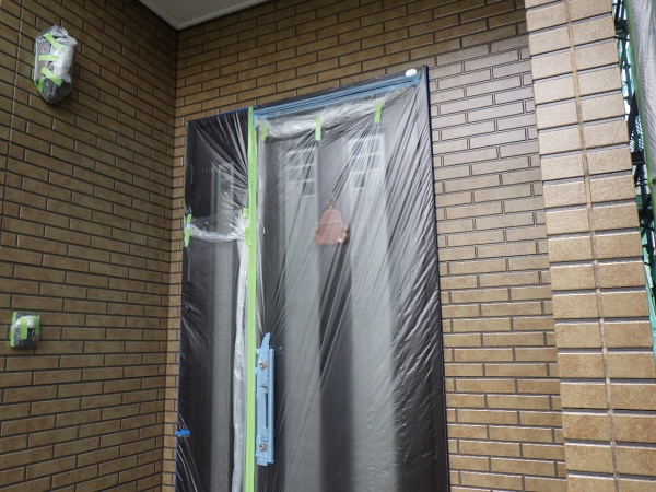 １階外壁の１回目クリヤー塗装終了です