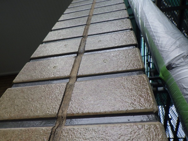 １階外壁の１回目クリヤー塗装終了です