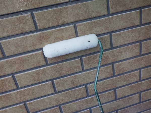 １階外壁２回目のクリヤー塗装中です