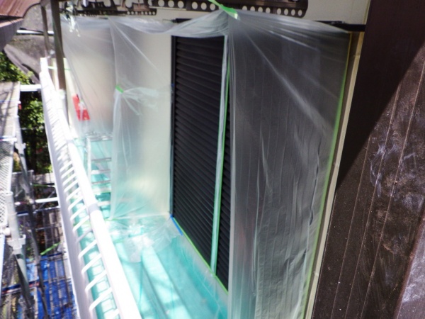 雨戸吹付の養生をしました