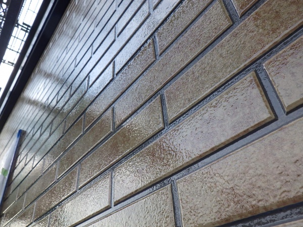 １階外壁２回目のクリヤー塗装中です