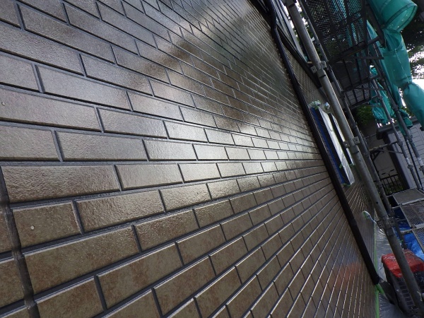 １階外壁２回目のクリヤー塗装中です