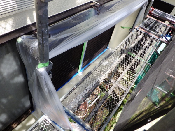 雨戸吹付の養生をしました