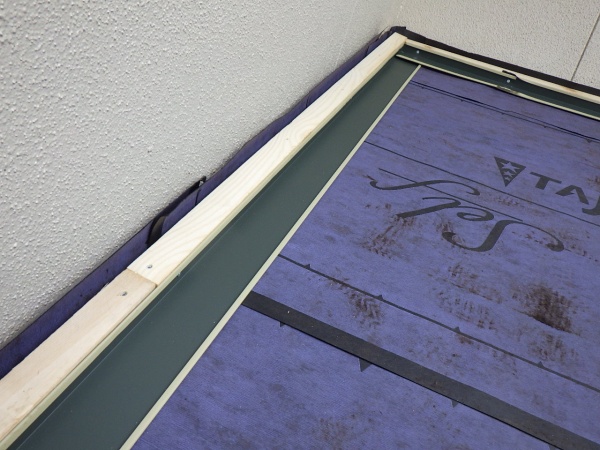 板金下地と捨て谷を取り付けました