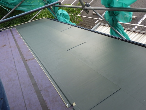 ルーフを貼り付けました