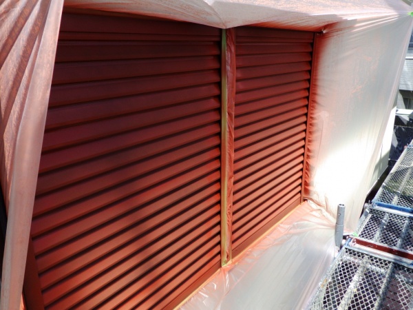 雨戸吹付下塗り終了です