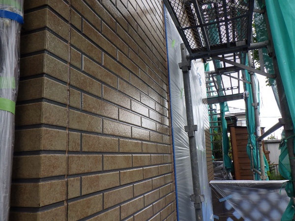 １階外壁の上塗り終了です