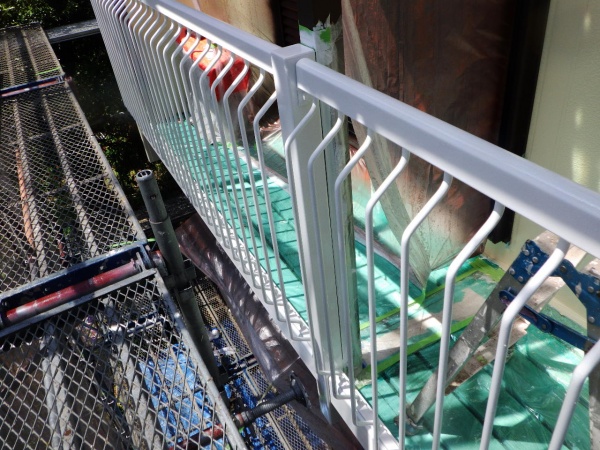 ベランダ手摺の中塗り終了です