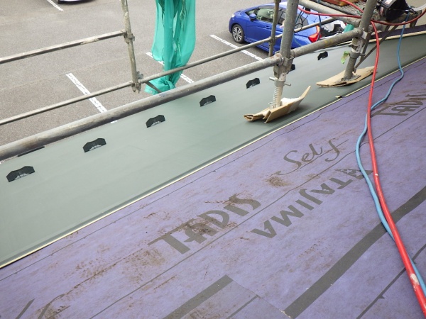 ルーフの貼り付け中です