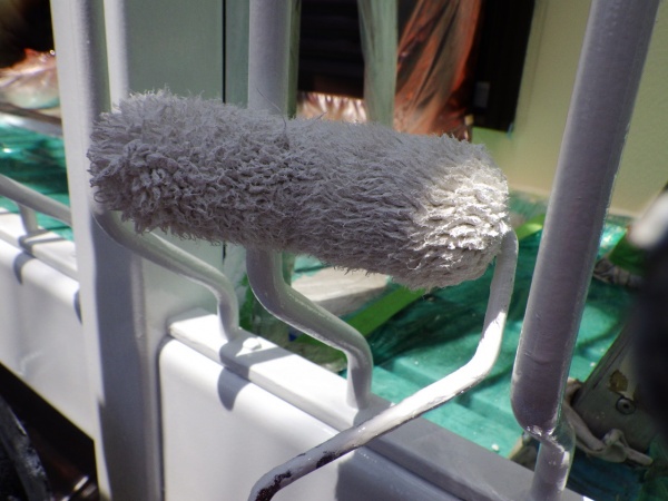 ベランダ手摺の中塗り中です