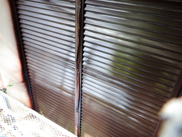 雨戸吹付中塗り終了です