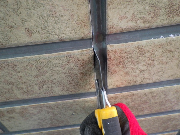 既存外壁目地の撤去中です