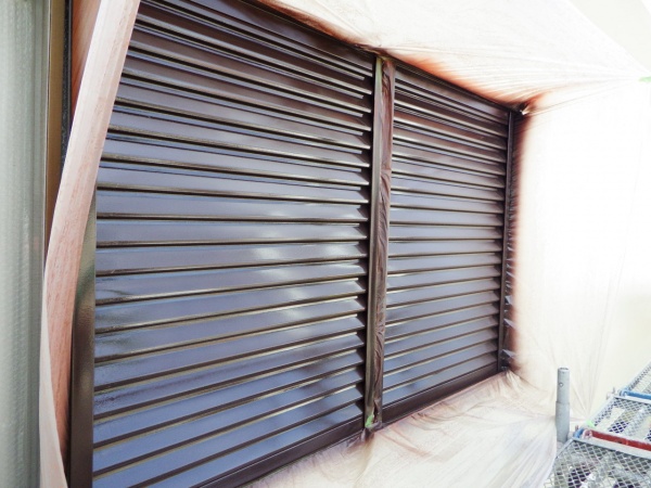 雨戸吹付中塗り終了です