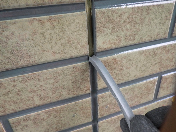 既存外壁目地の撤去中です