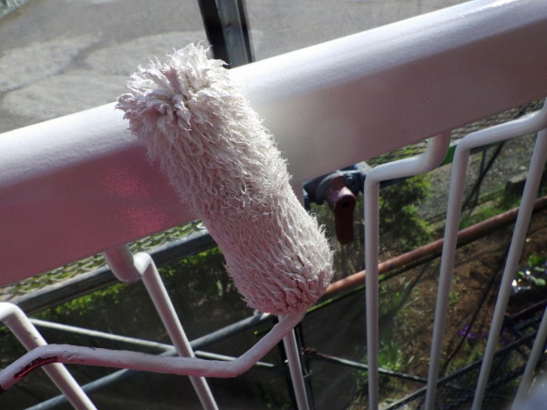 ベランダ手摺の上塗り中です
