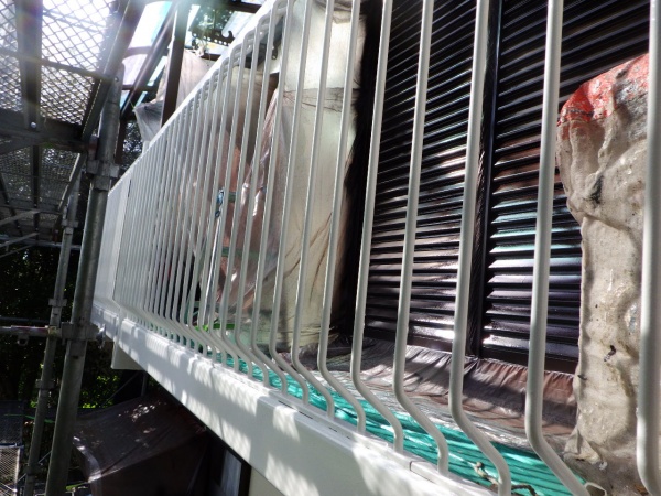 ベランダ手摺の上塗り終了です