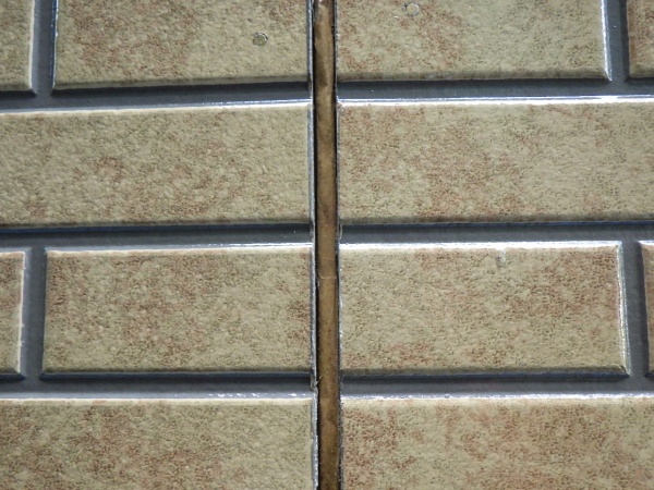 外壁目地の撤去終了です