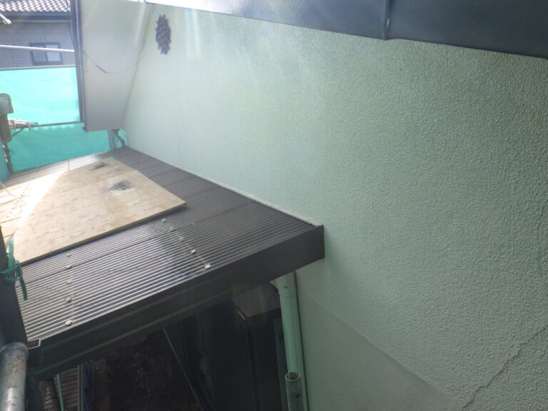 軒天塗装前の外壁の状態です