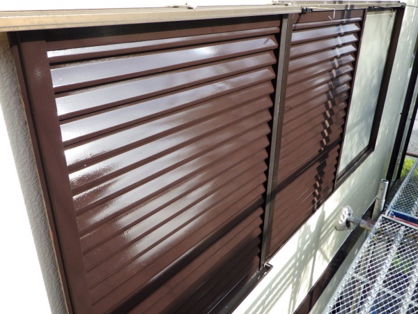 雨戸吹付上塗り終了です