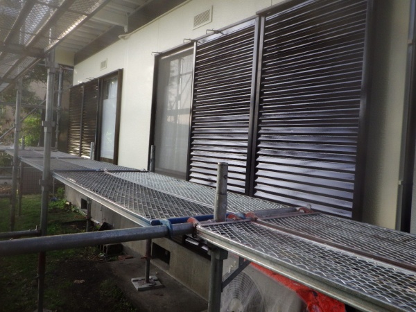 雨戸吹付上塗り終了です