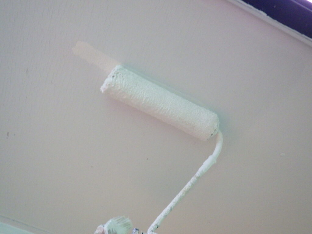 軒天１回目塗装中です