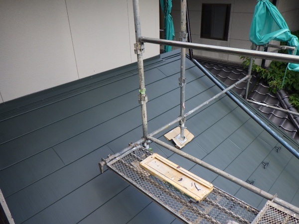 １階屋根の壁水切りの取り付け終了です