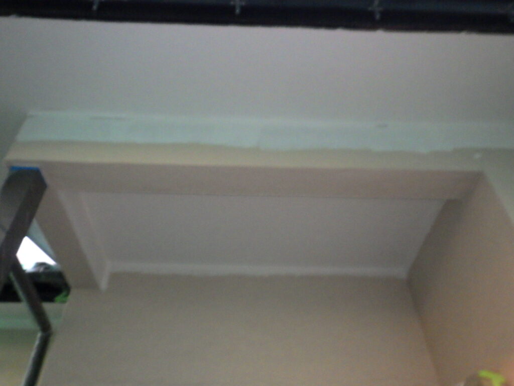 玄関屋根の軒天塗装１回目終了です