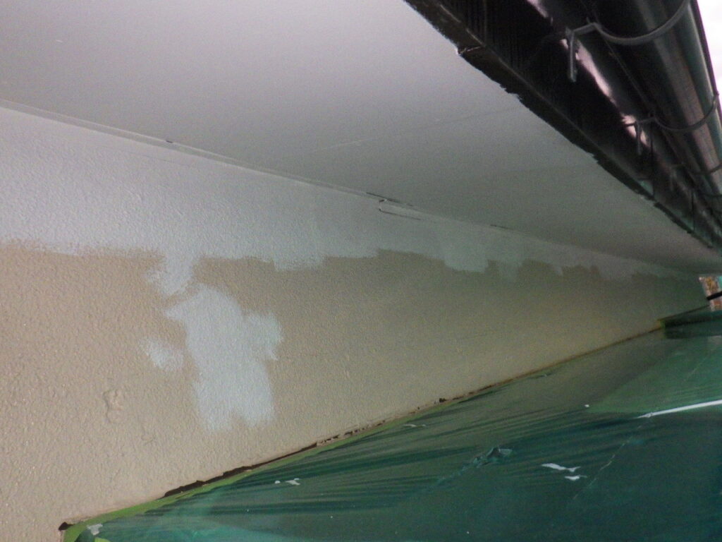 テラス屋根上部の軒天塗装１回目終了です