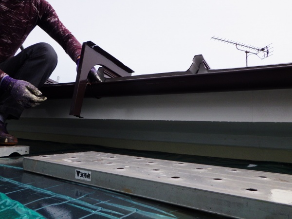雨樋の取り付け中です