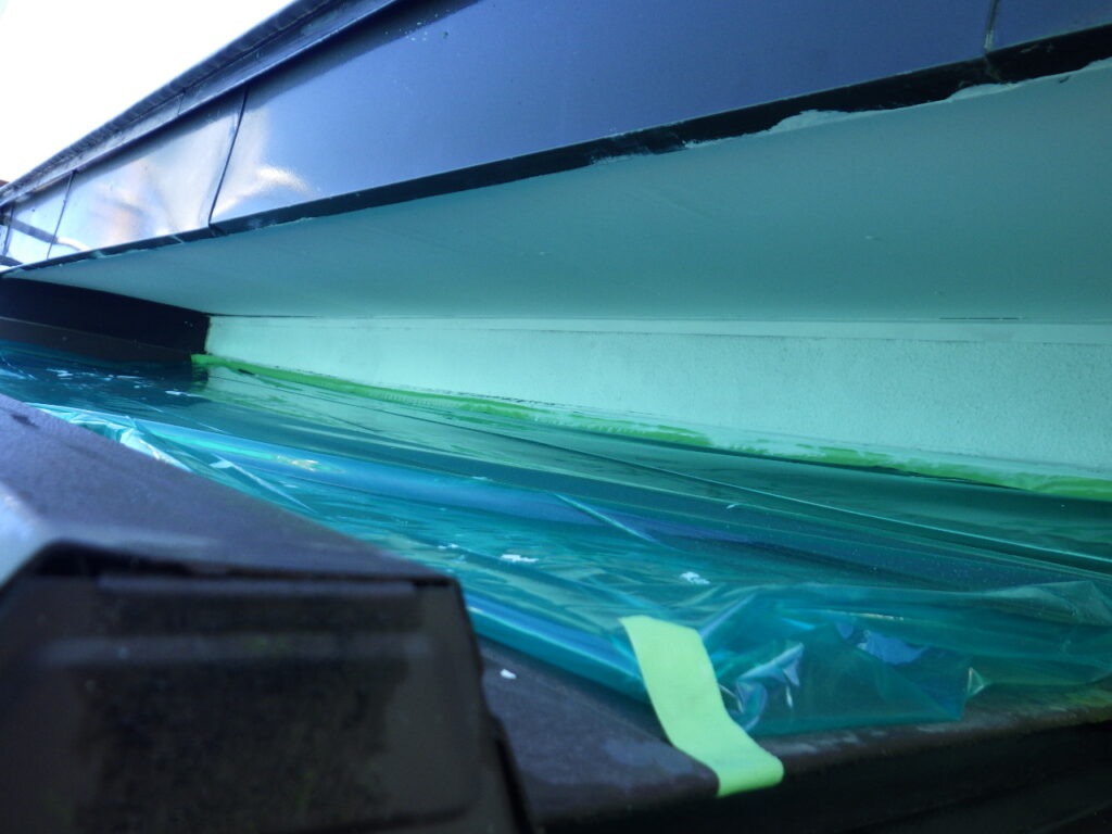 軒天２回目塗装終了です