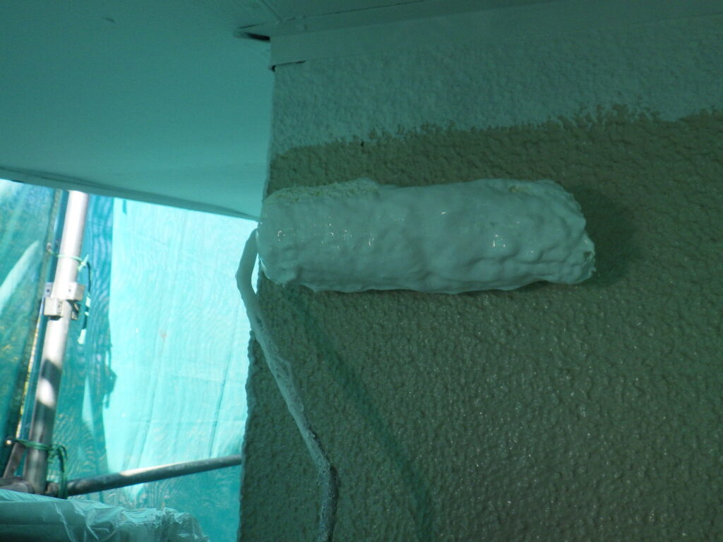 外壁下塗りローラー塗装中です