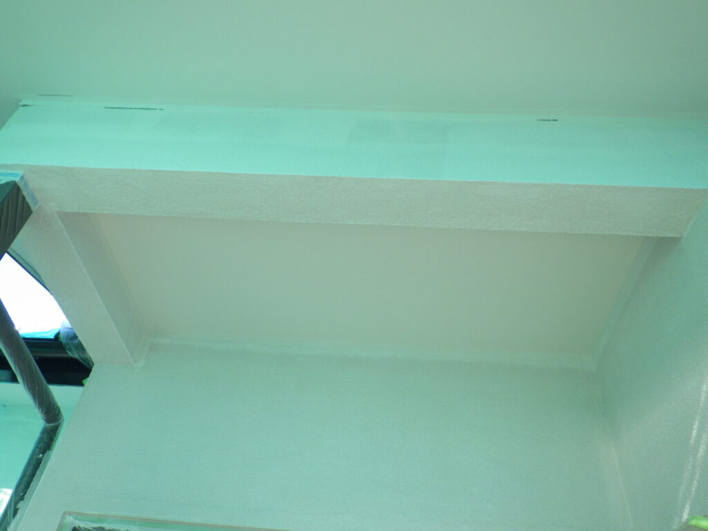 軒天２回目塗装終了です