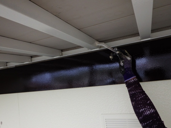 ベランダ根太の上塗り中です