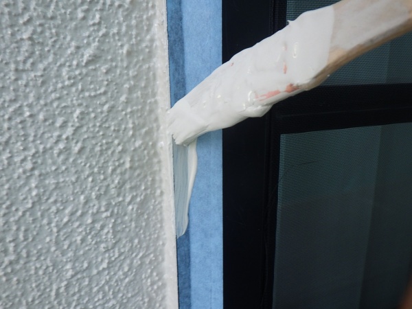 塗料を塗り込みます