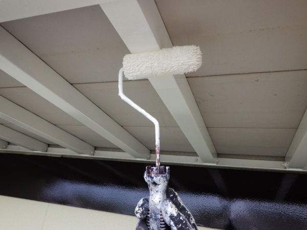 ベランダ根太の上塗り中です