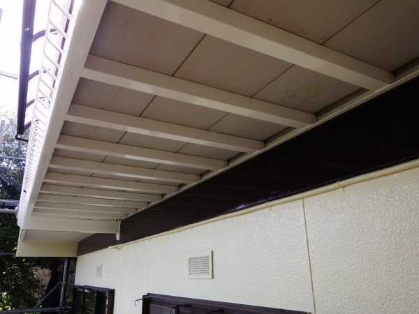 ベランダ根太の上塗り終了です