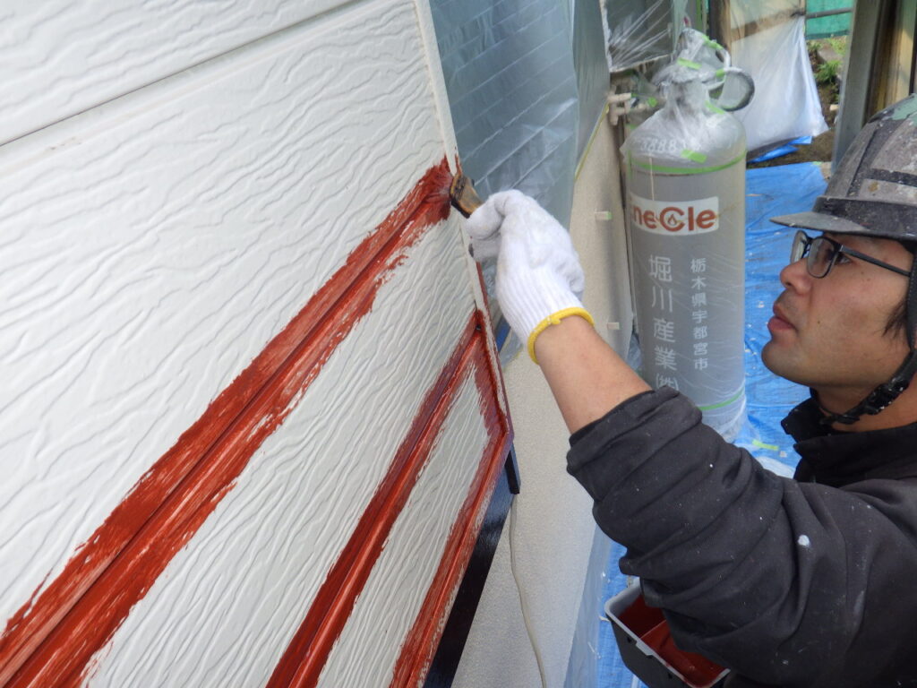 戸袋の下塗り中です