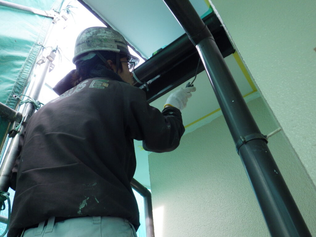 外壁付帯物の塗装中です