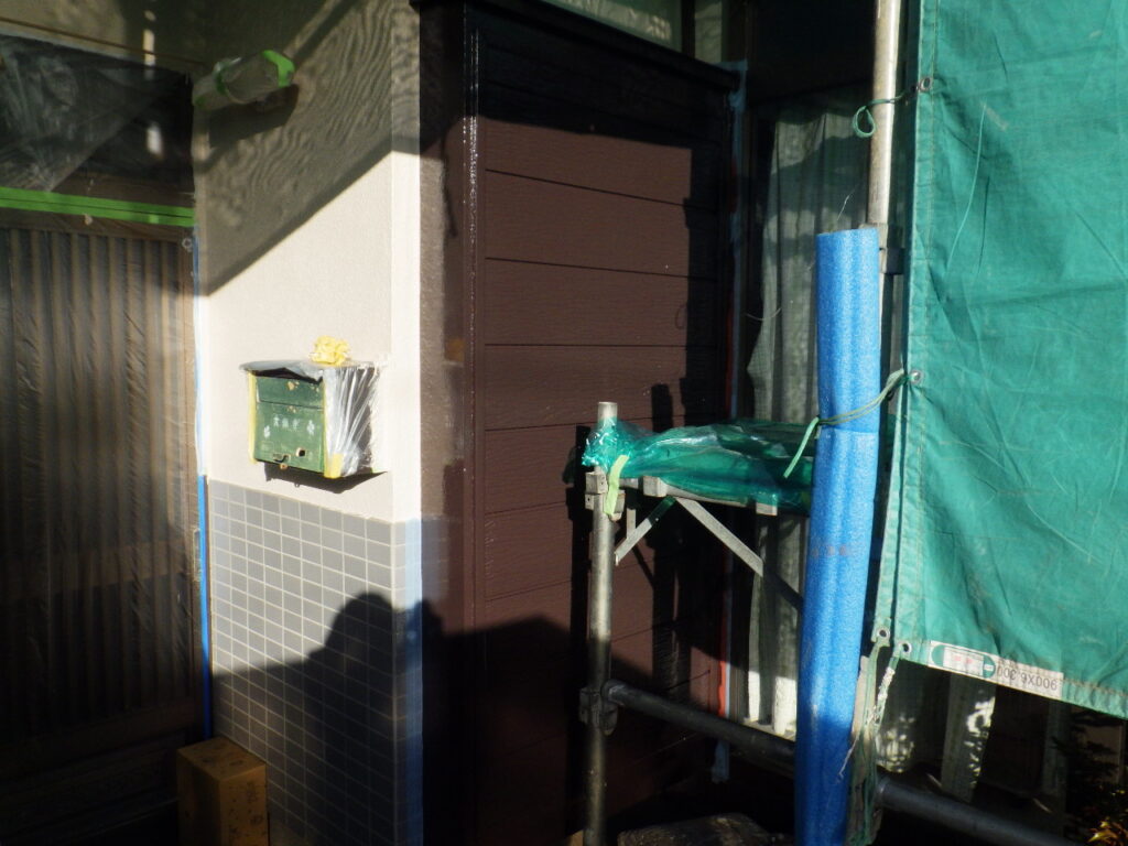 戸袋の中塗り終了です